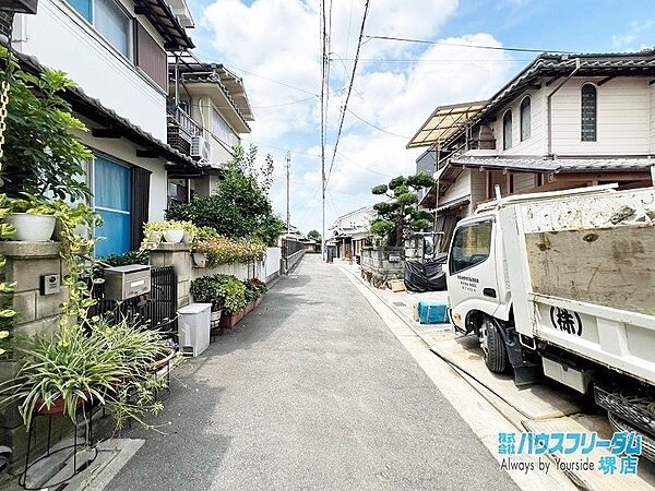 車通りの少ない前道となっております。