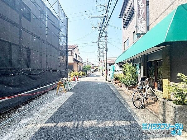 車通りの少ない前道となっております。