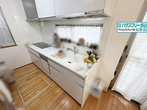壁付キッチンなのでリビングを広々使えます♪
