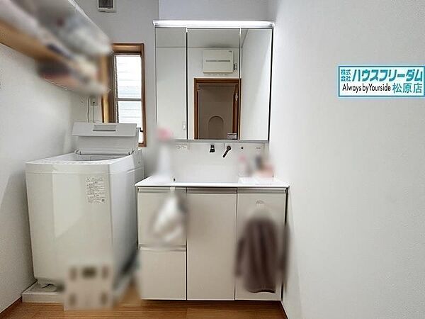 3面鏡で身だしなみチェックもばっちりです！