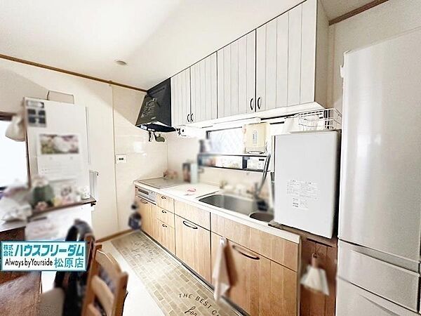 収納豊富で調理器具や調味料も出し入れしやすいです。