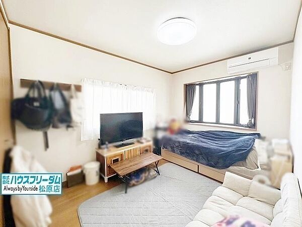 明るい印象のお部屋で気持ち良い朝を迎えられます。