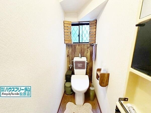 少し奥行きのあるトイレで、圧迫感がありません♪