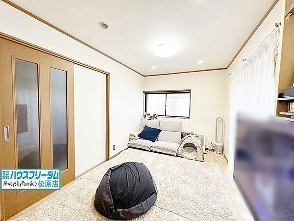 居間/どんな家具にも合わせやすいナチュラルな内装♪