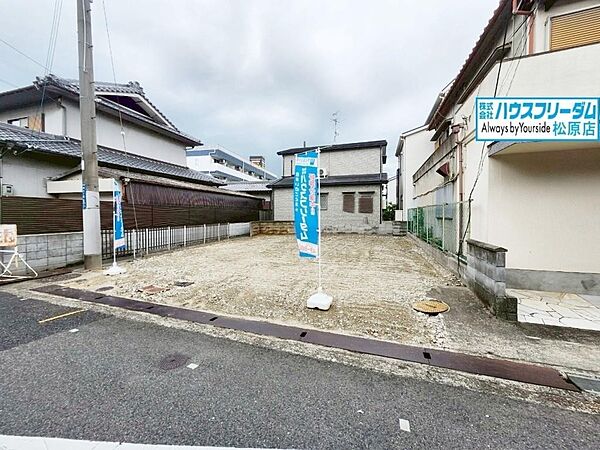 目の前に公園がございますのでお子様と遊べます♪
