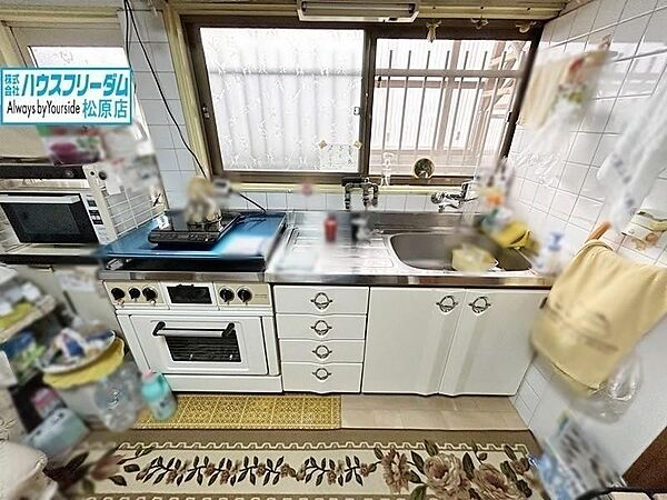 窓があるので調理中も換気ばっちり♪