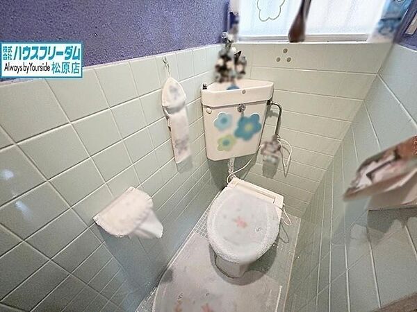 少し奥行きのあるトイレで、圧迫感がありません