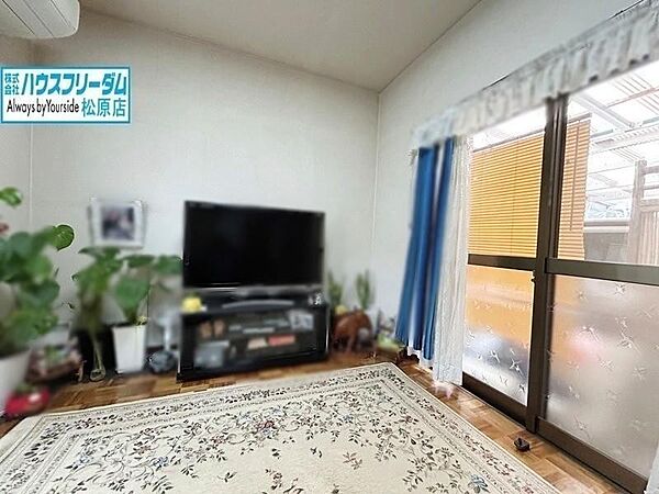どんな家具にも合わせやすいナチュラルな内装です。