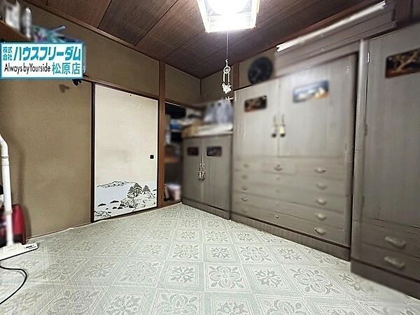 和室にも収納が確保されています。