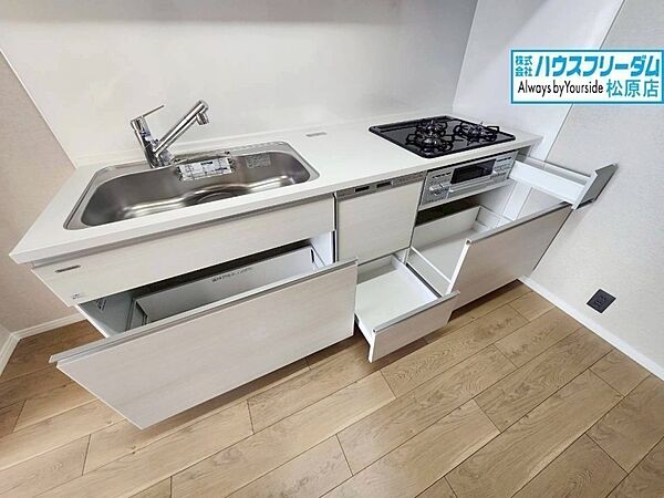 収納豊富で調理器具や調味料も出し入れしやすいです♪