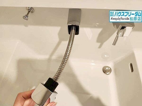 便利なハンドシャワー付き洗面化粧台でお掃除ラクラク