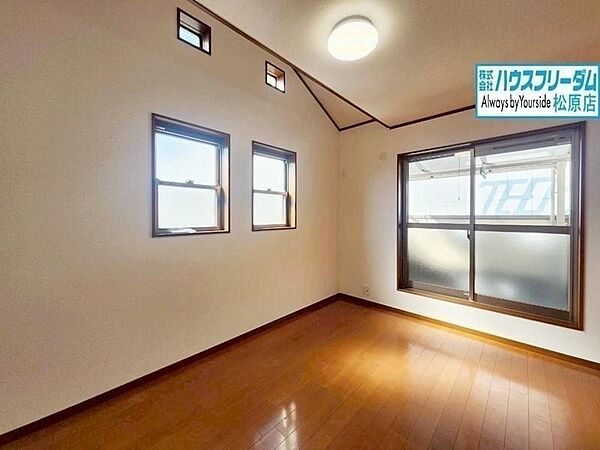 2面採光の明るいお部屋は寝室にぴったりです。