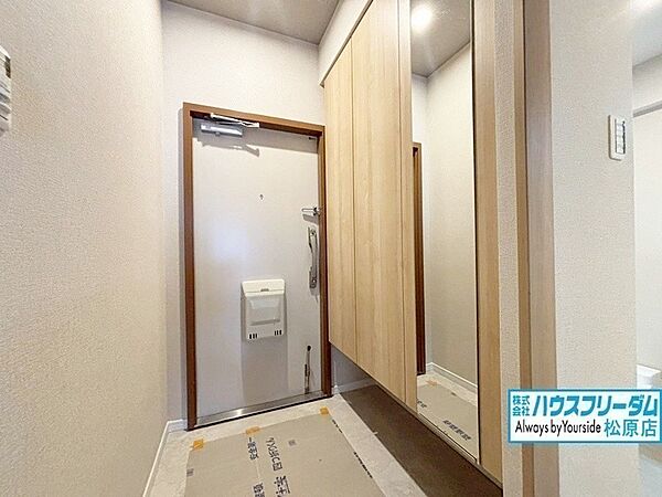 収納豊富な玄関まわり♪