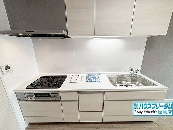 壁付キッチンなのでリビングを広々使えます。