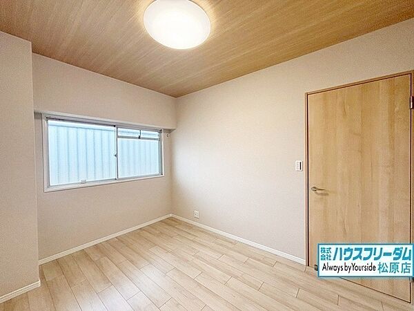 明るい印象のお部屋で気持ち良い朝を迎えられます♪