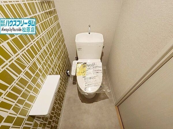 少し奥行きのあるトイレで、圧迫感がありません