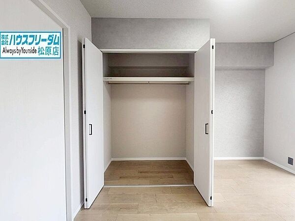 かさばる冬物などの収納にも困りません。