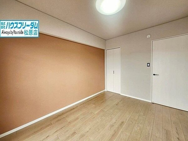可愛いカラーのアクセントクロスが魅力的♪