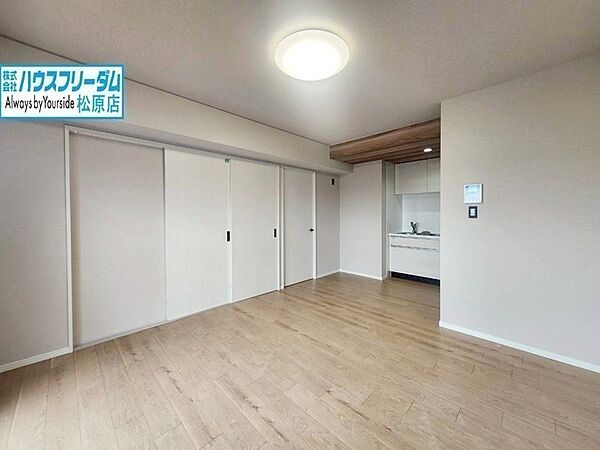 どんな家具にも合わせやすいナチュラルな内装です。