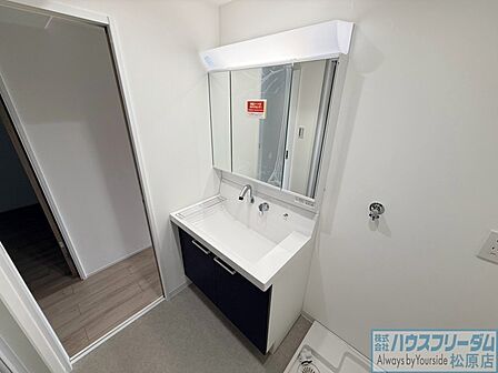 3面鏡で身だしなみチェックもばっちりです！