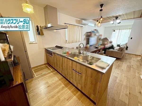 お料理をしながらリビングを見渡せます。
