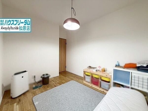 明るい印象のお部屋で気持ち良い朝を迎えられます。