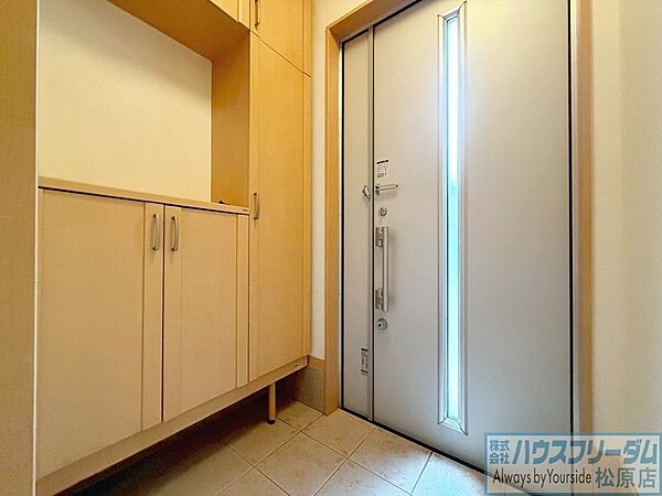 シューズBOX完備、小物を飾ることも出来ます。