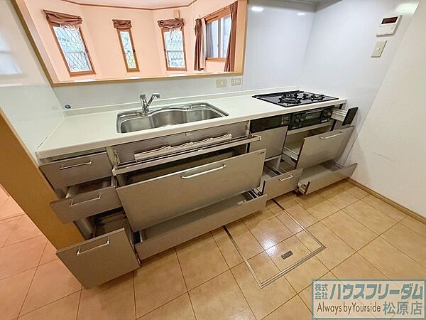 収納豊富で調理器具や調味料も出し入れしやすいです♪