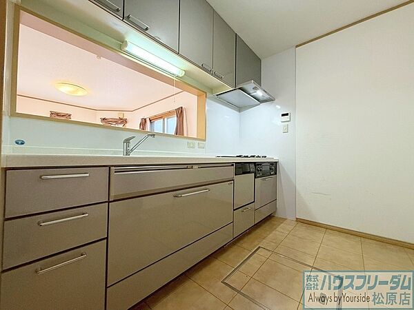お料理をしながらリビングを見渡せます。