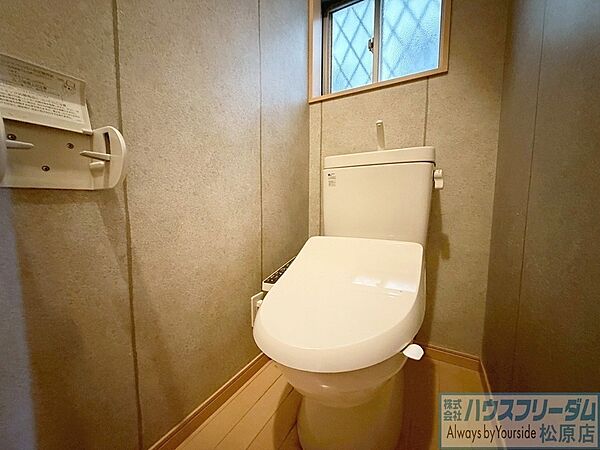 少し奥行きのあるトイレで、圧迫感がありません♪
