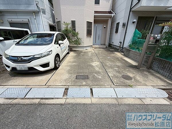 駐車スペースを2台分確保、来客時にも便利です♪