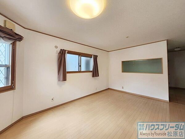 居間/どんな家具にも合わせやすいナチュラルな内装♪