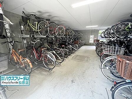 屋根付きの駐輪場がございます。