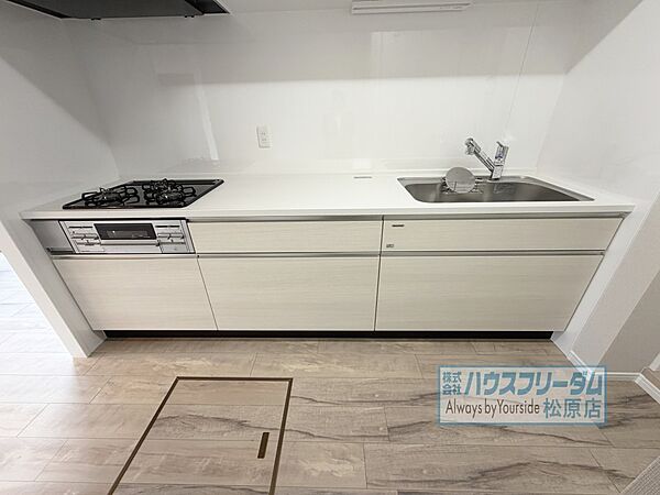 壁付キッチンなのでリビングを広々使えます。