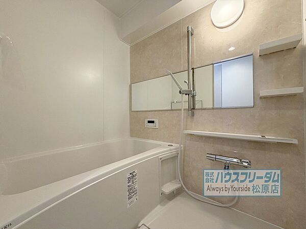 大人が足を伸ばせるぐらいのゆったりサイズの浴室♪