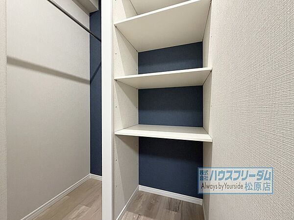 約5.5帖の洋室のWICはこちら♪