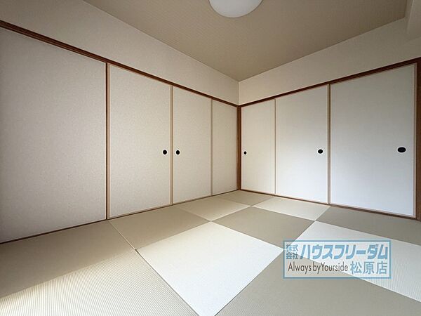 落ち着いた色合いのお部屋は寝室におすすめ。