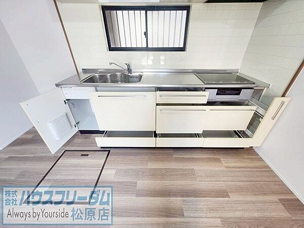 収納豊富で調味料や調理器具もすっきり片付きます。