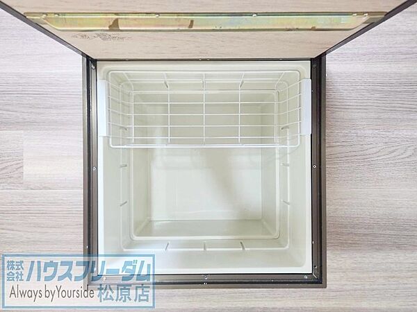 非常食や、調味料のストックなどを収納できます。