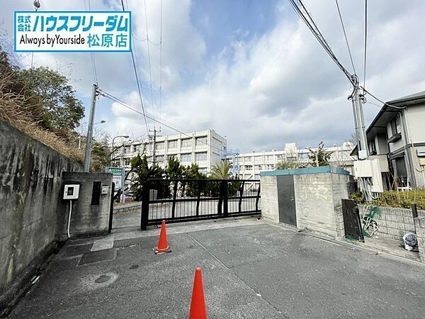 羽曳野市立峰塚中学校