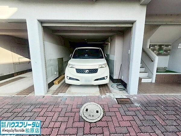 駐車場1台分有(無料)