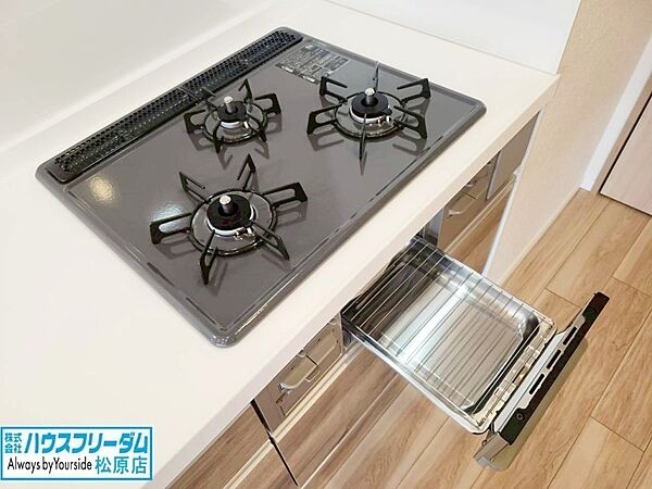 3つ口コンロで同時にたくさんの料理ができます。