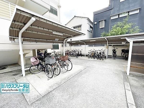 屋根付きの駐輪場がございます。