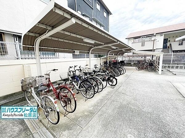 屋根付きの駐輪場がございます。