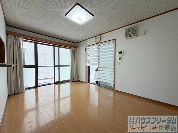 可愛いカラーのアクセントクロスが魅力的