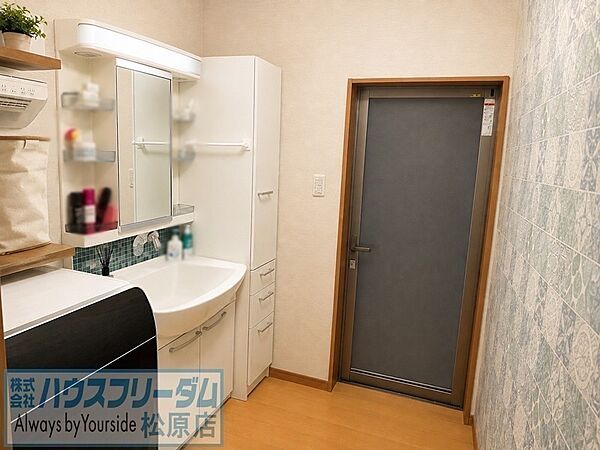 広々とした洗面脱衣所で身支度もスムーズに行えます