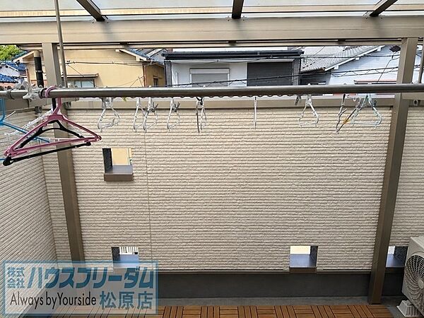 屋根付きで天候を気にせず洗濯出来ます♪