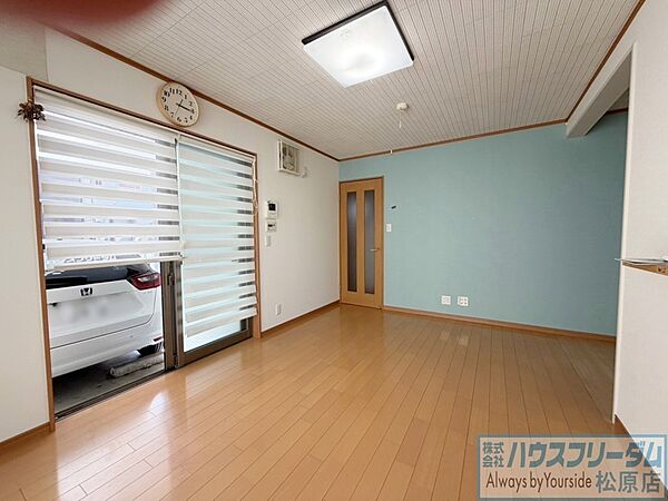 居間/どんな家具にも合わせやすいナチュラルな内装♪