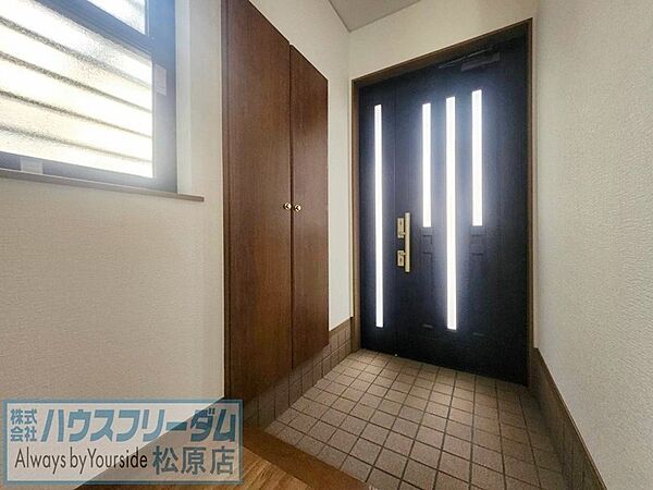 南向きで明るい印象の玄関