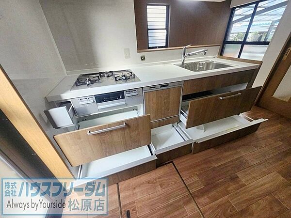 収納豊富なシステムキッチン